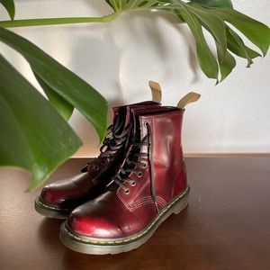 DR. MARTENS VEGAN 1460 LACE UP BOOTS IN CHERRY OXFORD